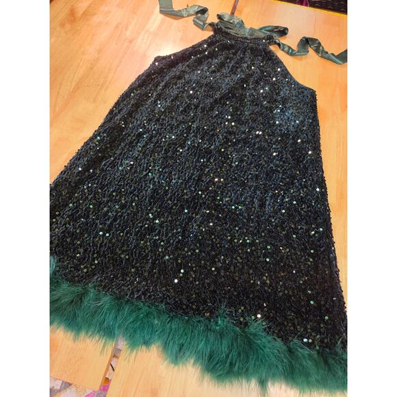 Emerald green velvet sleeveless knee length feather hem party dress Christmas - Picture 3 of 8